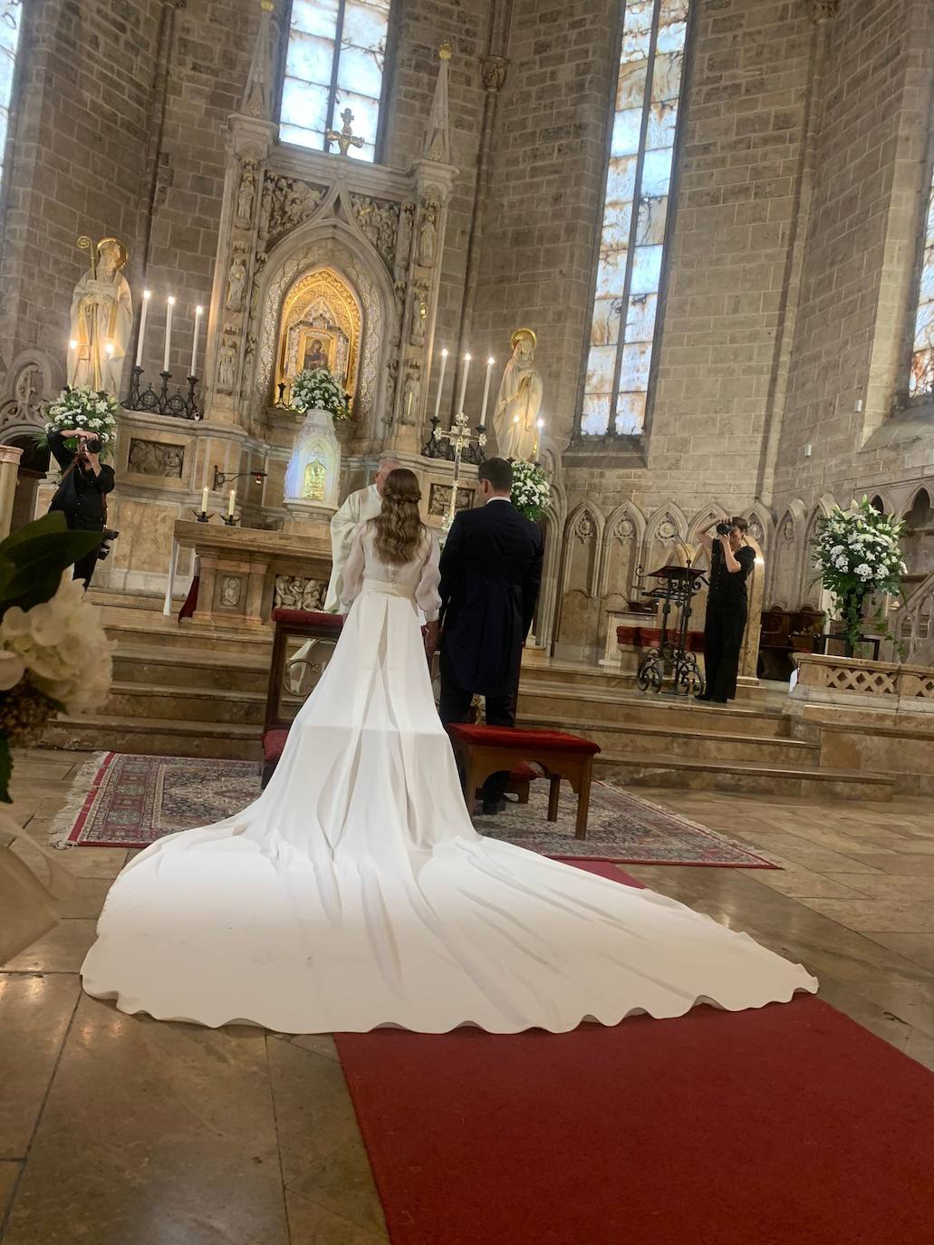 Consuelo Llobell lució una cola de varios metros, un vestido de Aleste Atelier.