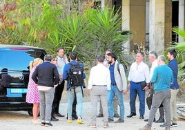 La comitiva federativa, en la visita que realizó al estadio de Cortes Valencianas hace poco más de un año.