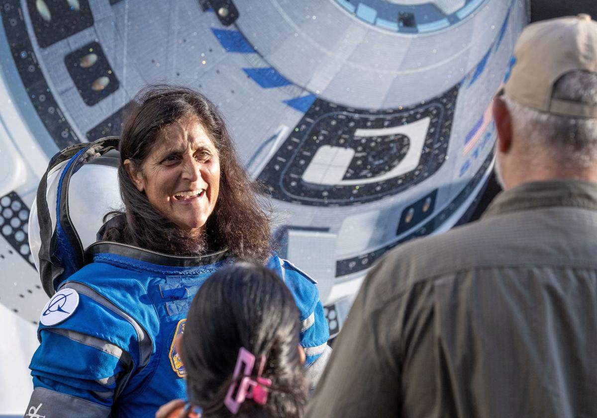 Imagen principal - Suni Williams y Butch Wilmore, los dos veteranos astronautas que viajarán al espacio con el cohete Starliner CST-100 de la NASA y Boeing