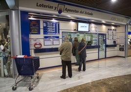 Una administración con un jugador comprando lotería.