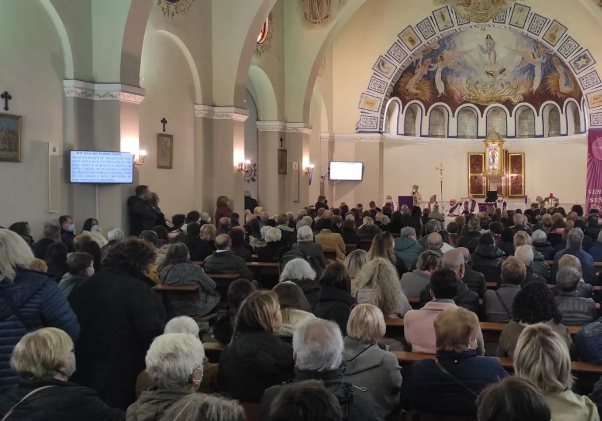 Fiesta solidaria y homenaje al párroco Julio Ciges, en la Malvarrosa