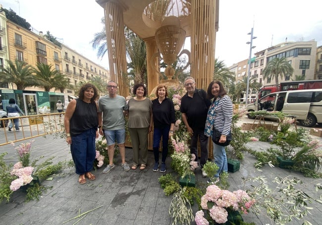 El artista fallero Juanjo García (d) y los integrantes de la Escuela Valenciana de Arte Floral.