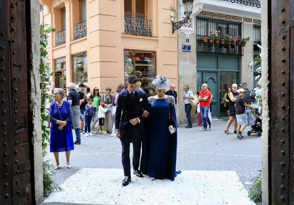 Hugo Duro, a la puerta de la iglesia durante la ceremonia.