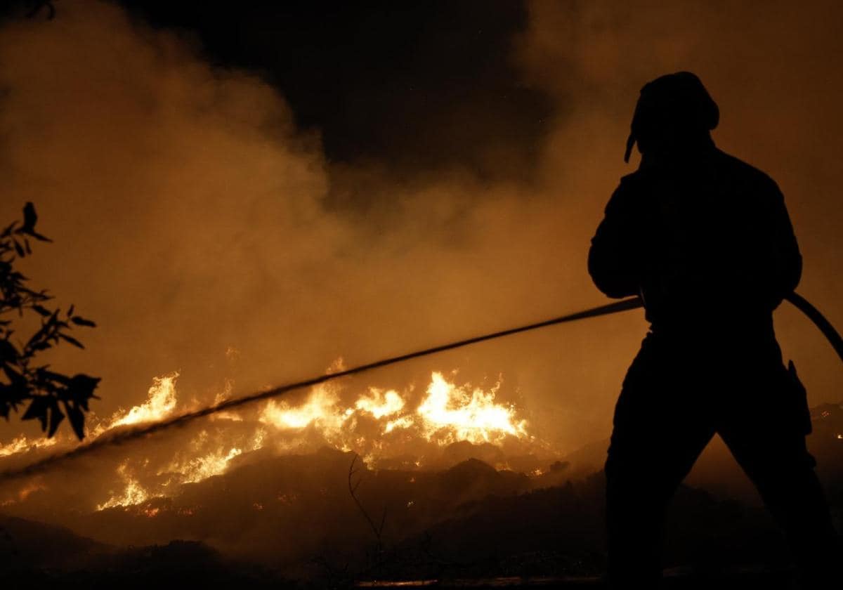 Aparatoso incendio de vegetación en Moncada visible a kilómetros de distancia