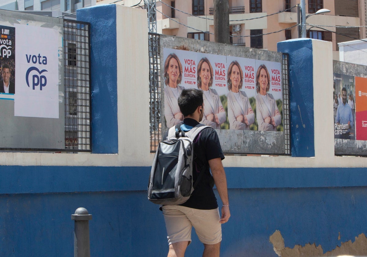 Carteles electorales de los partidos en una calle de Valencia.