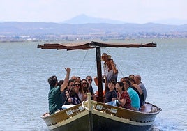 Turistas paseando en barco por la Albufera.