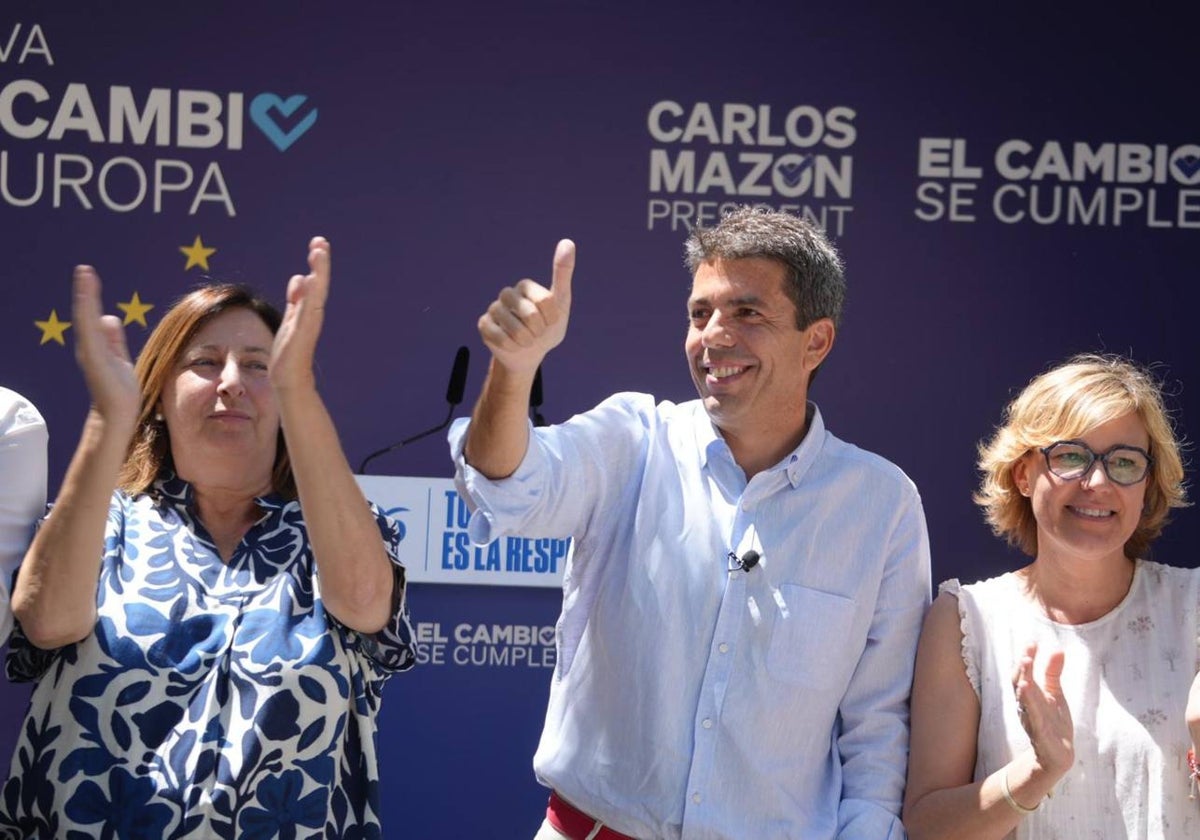 Mazón, acompañado de la alcaldesa de Dénia, Pepa Font, y la alcaldesa de Xàbia, Rosa Cardona.