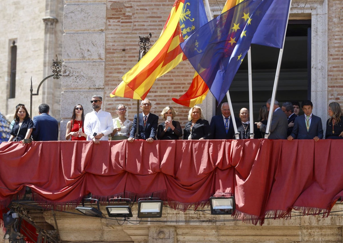 Imagen secundaria 1 - Juanfran Barberá, como capellà de les roques y autoridades, en la Casa Vestuario.