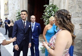 Hugo Duro saluda a los invitados en su boda en Valencia.