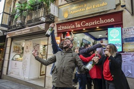 Varios ganadores de un premio de Loterías y Apuestas del Estado. Imagen de archivo.