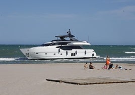 El yate, junto a la costa en Pinedo, este lunes.