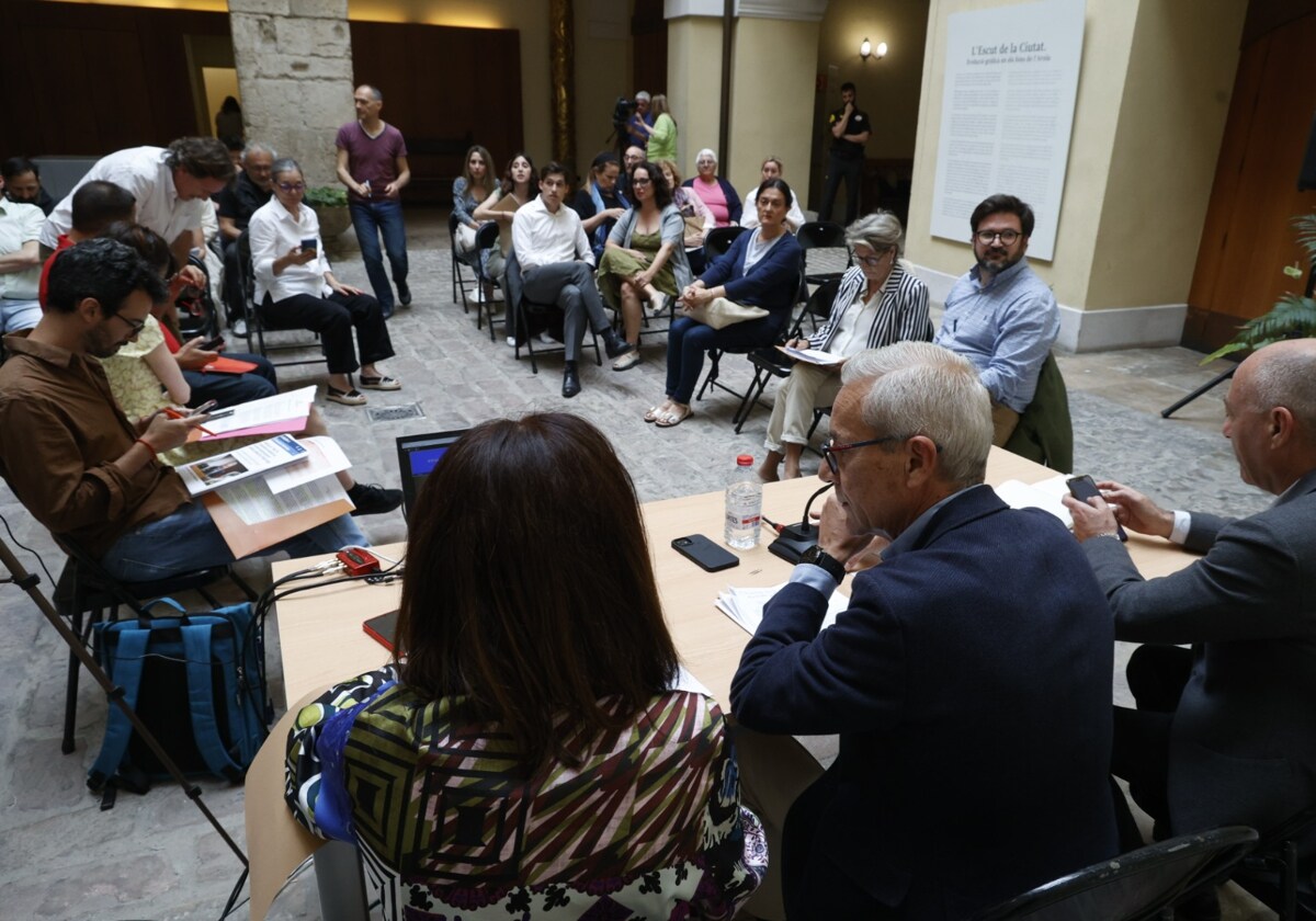 Los residentes del barrio y los que están en contra de la propuesta han causado un retraso en la decisión con respecto a la implementación de bloqueos infantiles simulados en Ciutat Vella.