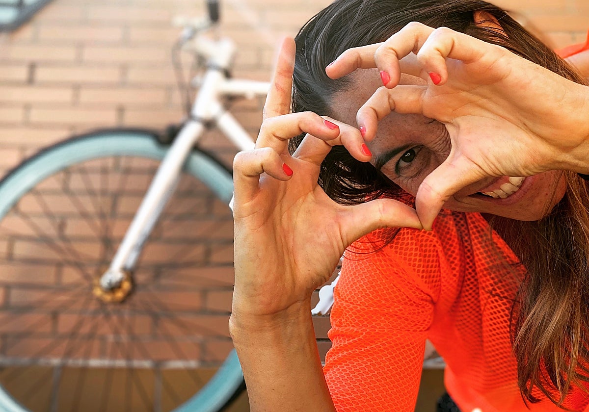 Beatriz Crespo presenta en Valencia su primero libro sobre micro hábitos, cocreado con inteligencia artificial.