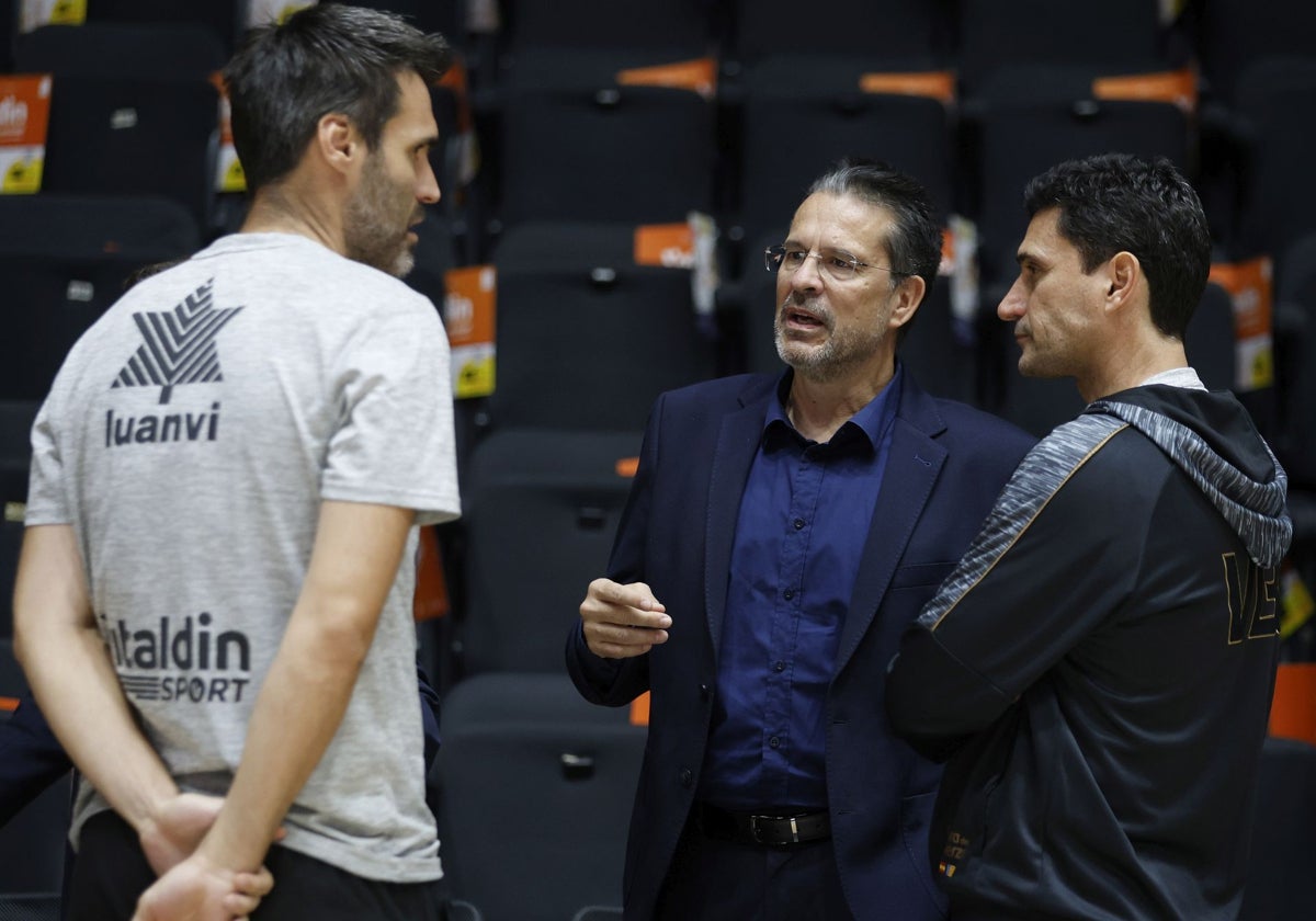 San Emeterio charla con Pedro Martínez y Juan Maroto en la Fonteta.