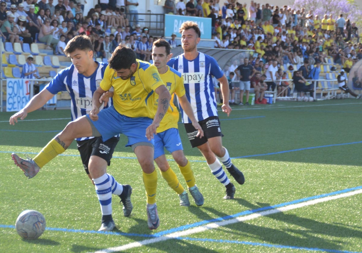 Gonzalo, rodeado de jugadores del Castalla.