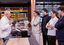 El chef Toño Pérez da explicaciones a Samatha, Pepe, Tamara y Jordi.