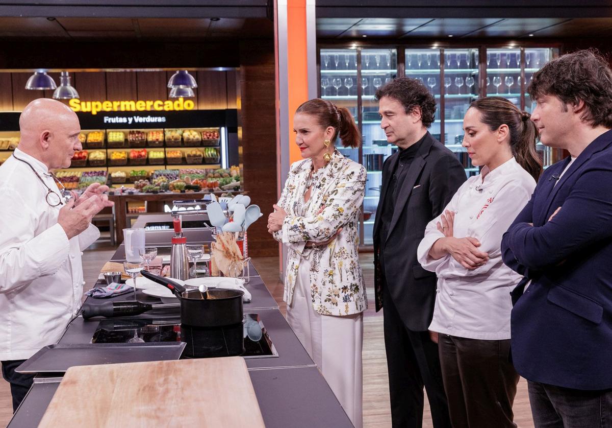 El chef Toño Pérez da explicaciones a Samatha, Pepe, Tamara y Jordi.