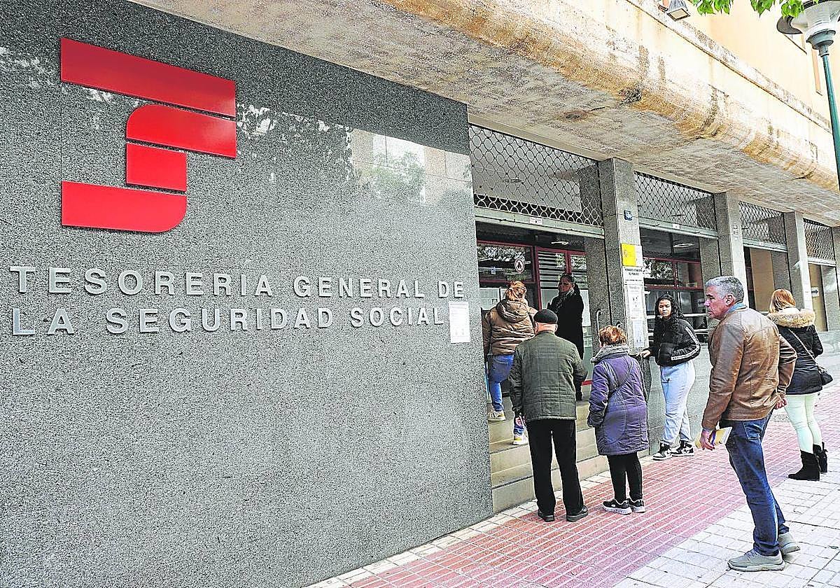 Ayuda de la Seguridad Social por no llegar a fin de mes: 115 euros por ...