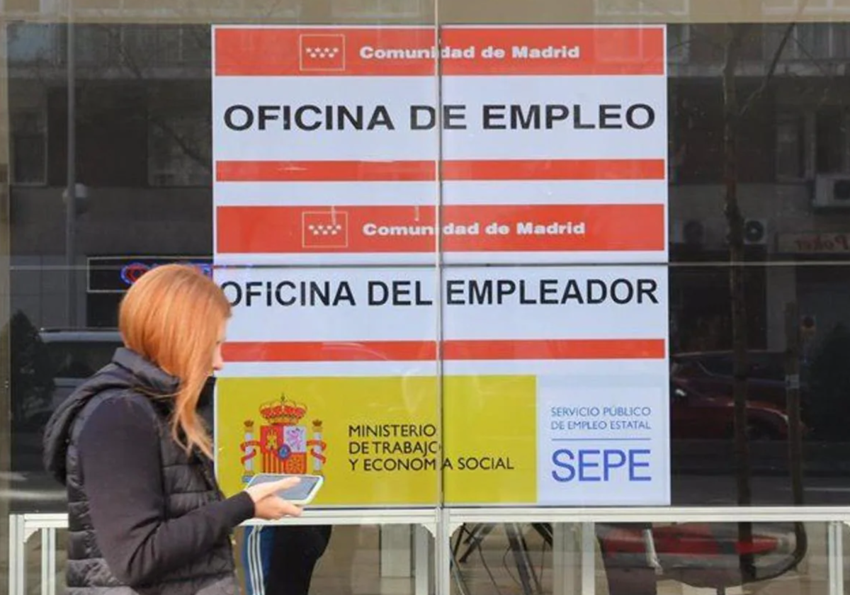 Una mujer pasa por delante de una Oficina de Empleo en una imagen de archivo