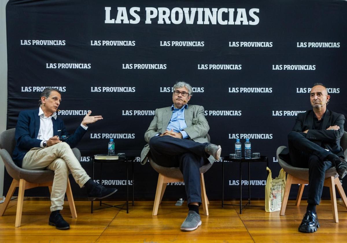 Pablo Salazar, Juan manuel de Prada y Ramón Palomar en un momento del encuentro.