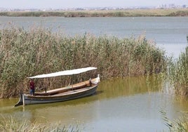 Una embarcación surca las aguas del lago.