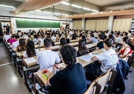 Alumnos durante la selectividad de 2024.