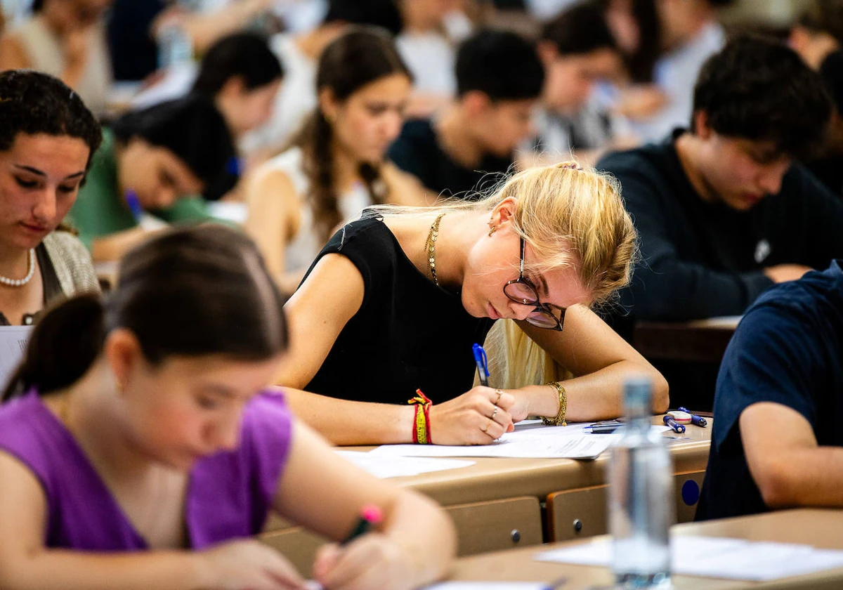 Fuster, Estellés y el uso normativo de la lengua, en el examen de Valenciano