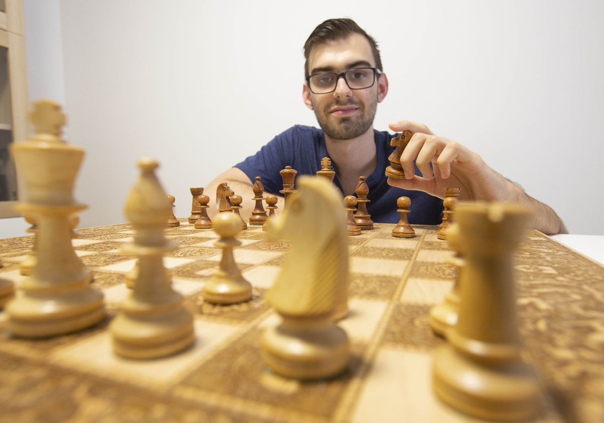 Andrés Luque Sáiz, campeón valenciano de ajedrez y estudiante de la UPV, en su casa de Valencia.