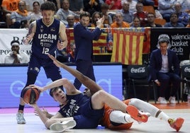 Sleva lucha por el balón con Inglis en la Fonteta.