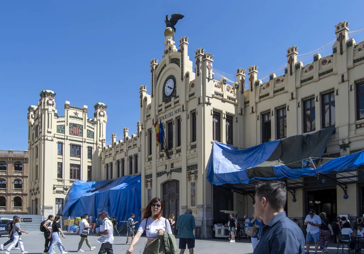 Un toldo azul cubre la histórica fachada de la Estación del Norte