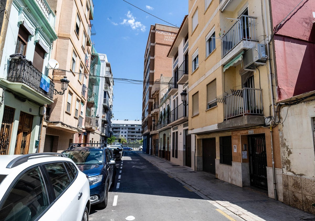 Imagen principal - Calles Padre Luis Navarrio y Cura Planells, donde se han vendido por 130.000 y 115.000 euros pisos son ascensor.