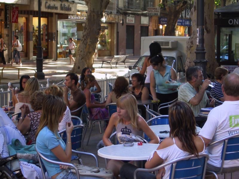 La hostelería vuelve a ser motor de empleo en Xàtiva. En la imagen, una terraza de la ciudad.