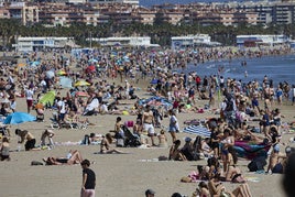 Una playa de Valencia llena durante el mes de mayo.