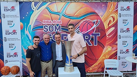 Rubén Burgos, junto al alcalde Robert Raga, durante el homenaje.