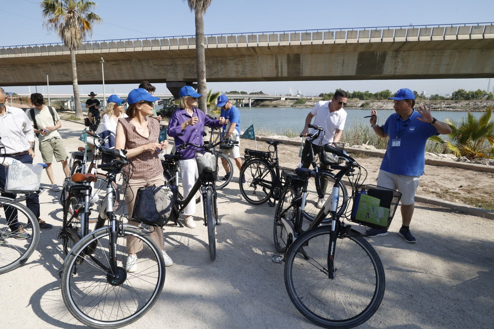 La ruta en bicicleta en favor de la Albufera, en imágenes