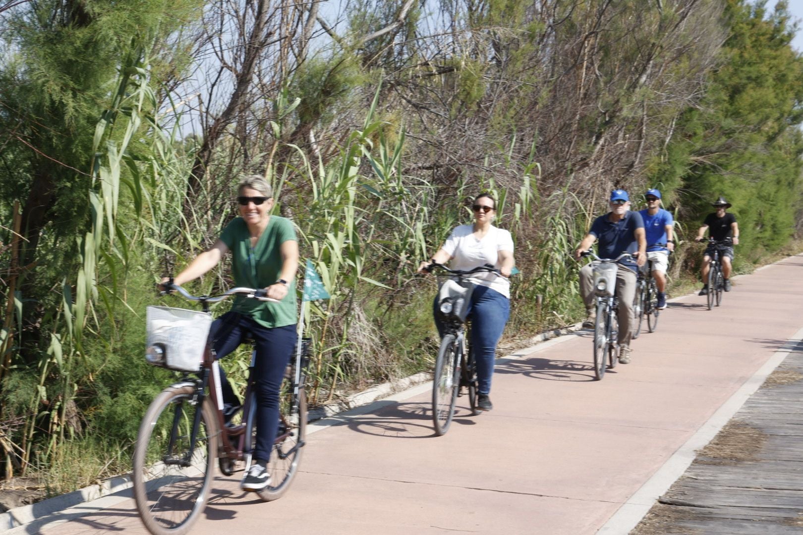 La ruta en bicicleta en favor de la Albufera, en imágenes