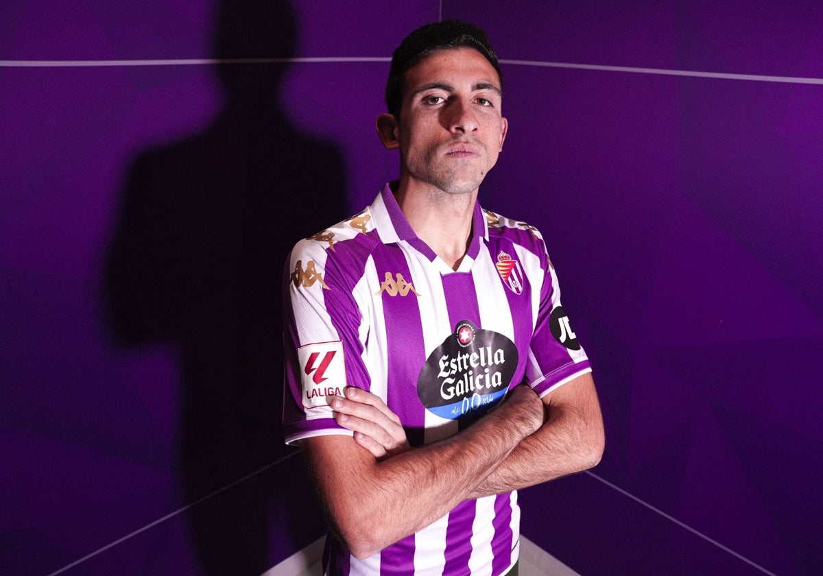 César Tárrega posando con la camiseta del Real Valladolid.