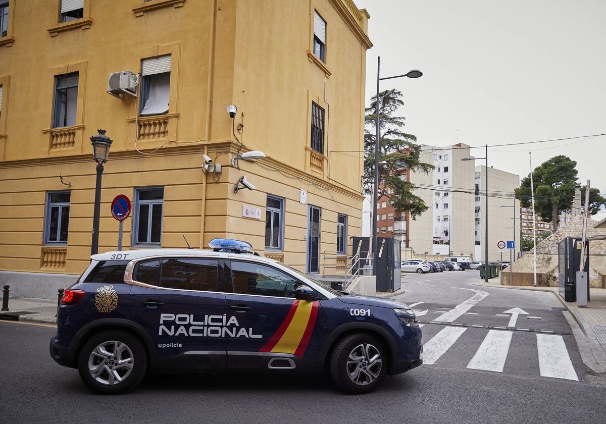 Un coche patrulla de la Policía Nacional en la entrada del complejo de Zapadores.