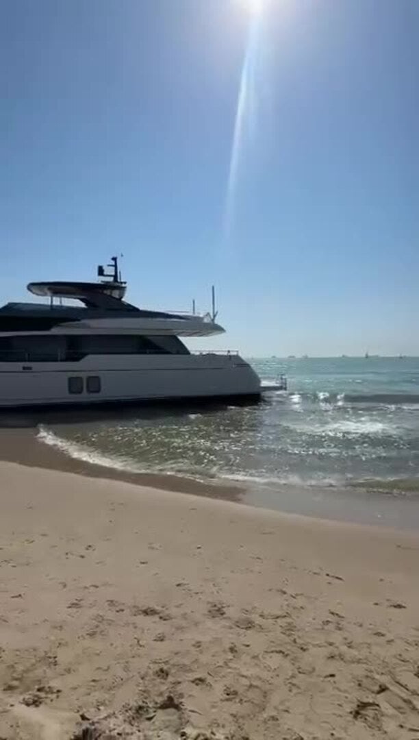 Un yate de lujo encalla en la playa de Pinedo (Valencia)