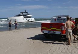 El yate encallado en Pinedo, sin poder ser remolcado por una vía de agua y con dos tripulantes a bordo