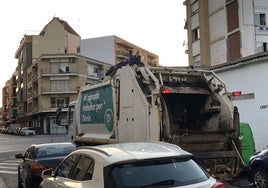 Uno de los camiones del servicio de recogida de la basura de Dénia.