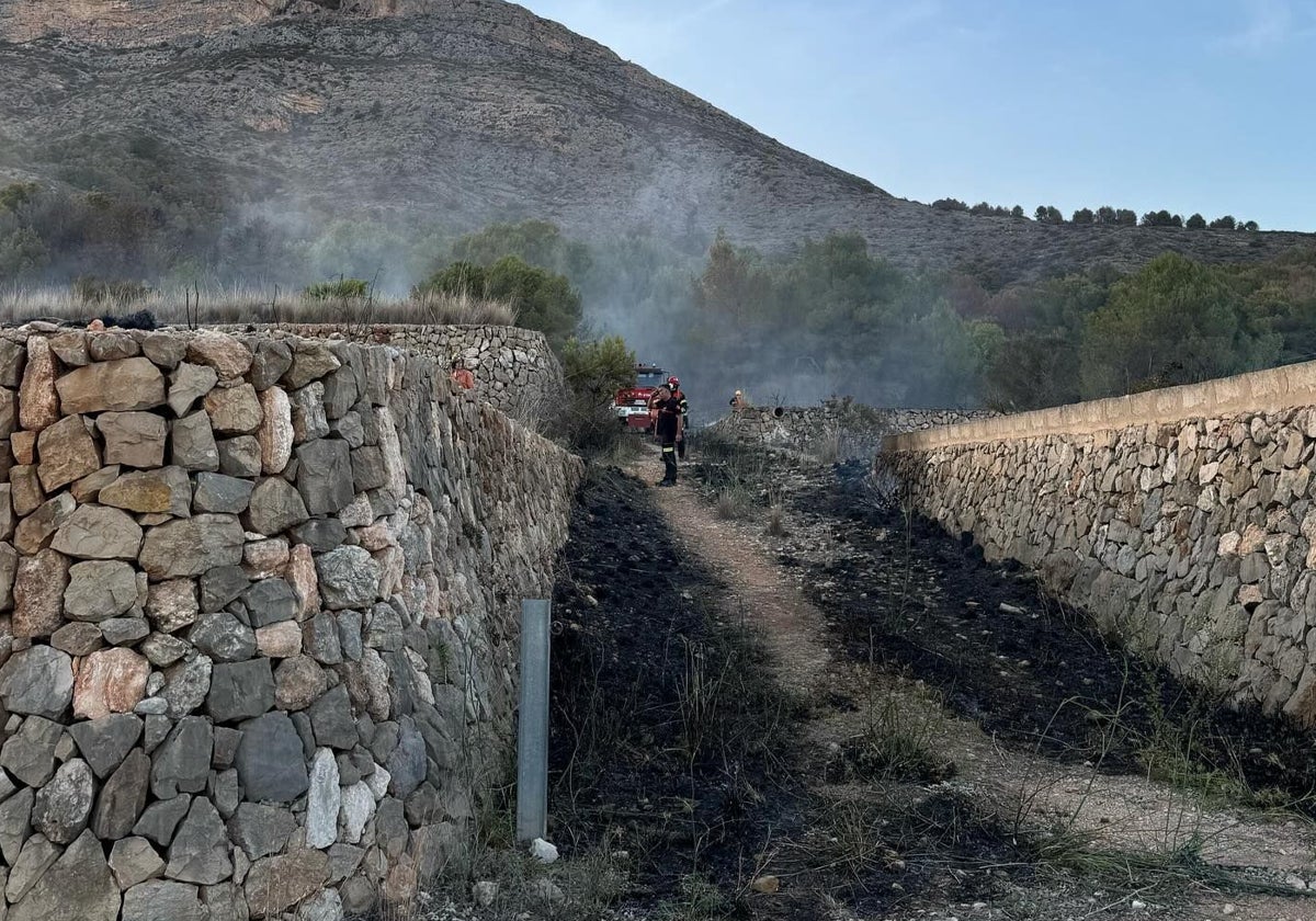 Bomberos trabajando en la zona del incendio.