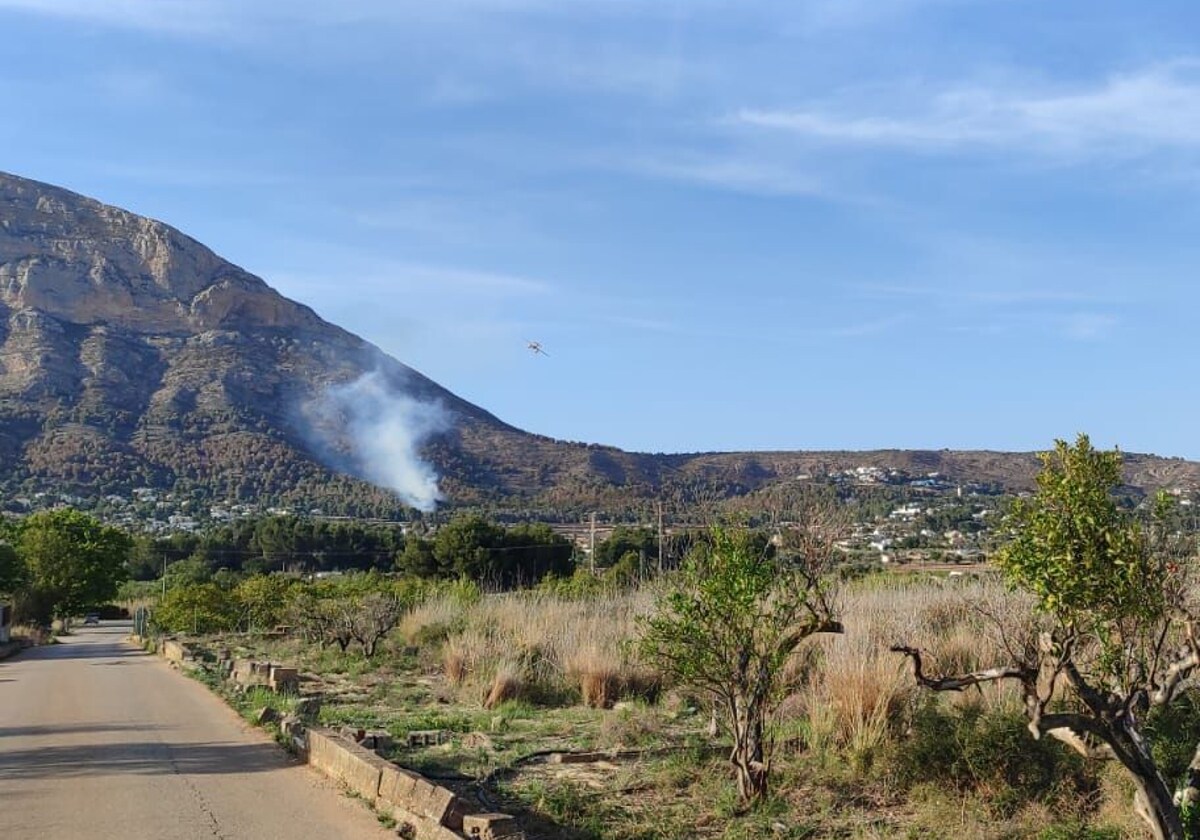 Nuevo incendio en la falda del Montgó próximo al lugar que ardió la pasada semana