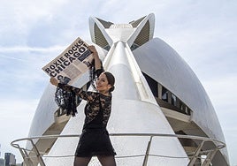 La actriz Silvia Álvarez, caracterizada de su personaje Roxie Hart, en los exteriores del Palau de les Arts de Valencia.