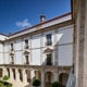 Imagen principal - El claustro, un oasis verde de armonía y serenidad