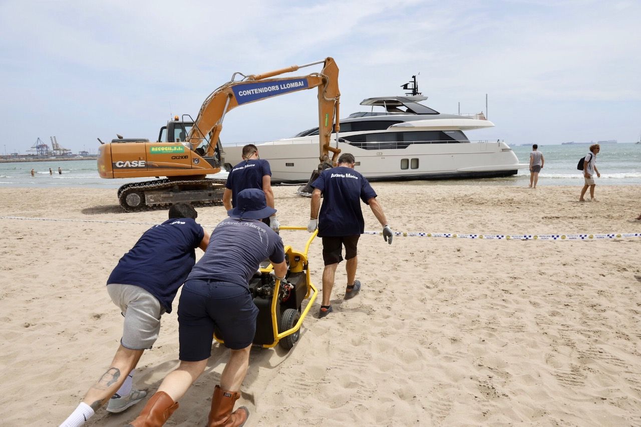 La operación remolque del yate encallado en Pinedo, en imágenes