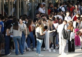 Estudiantes, en el descanso de uno de los exámenes de selectividad.