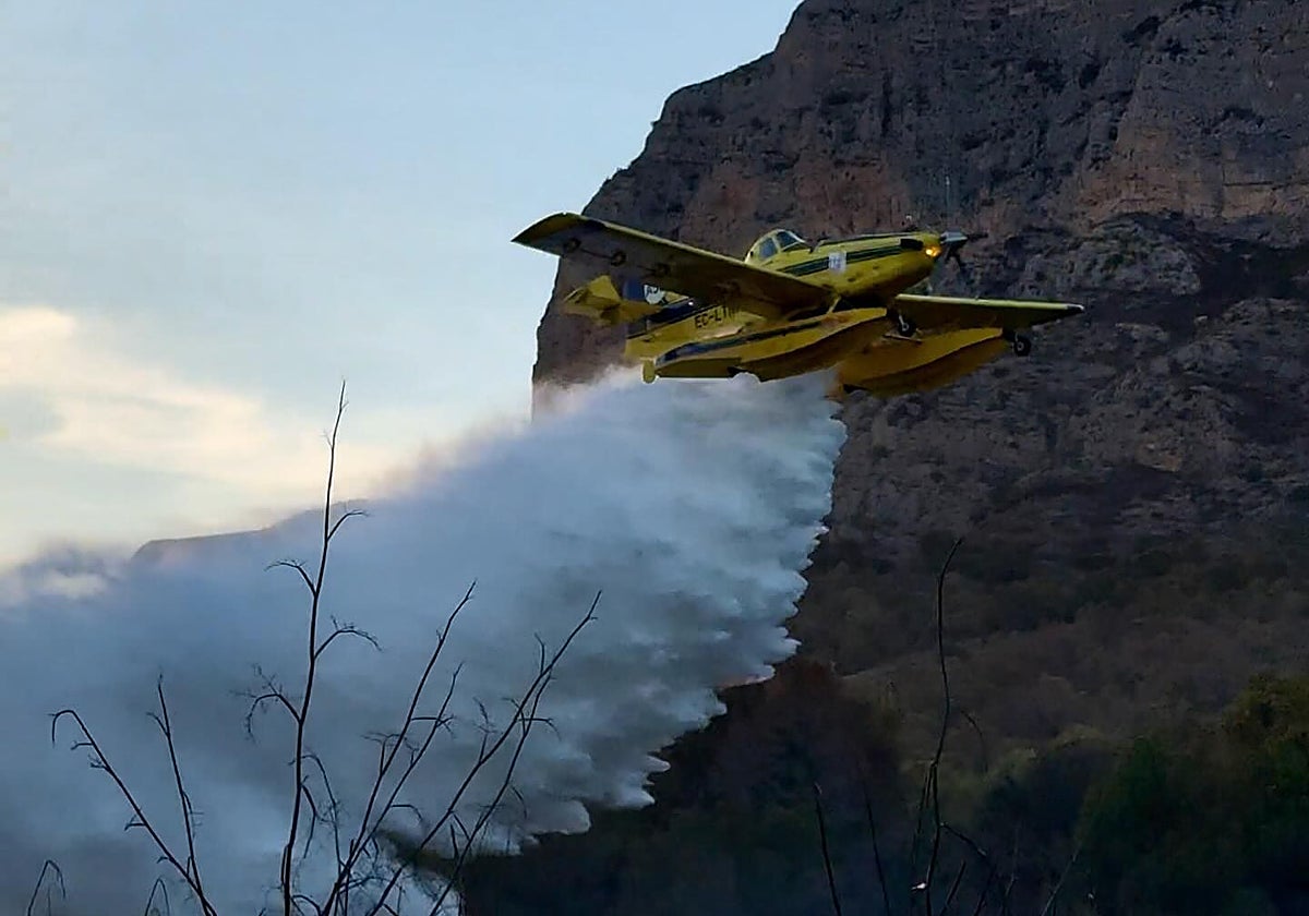 La avioneta descargando sobre la falda del Montgó.