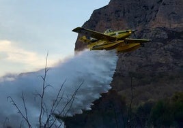 La avioneta descargando sobre la falda del Montgó.