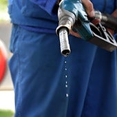 El precio de la gasolina acelera su caída al borde del verano y el diésel ya se vende a 1'02 €